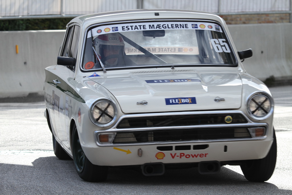 Tom Kristensen bag rattet – Lotus Cortina. Og det gik stærkt igennem svingene.
(Foto: Motorsporten.dk)
